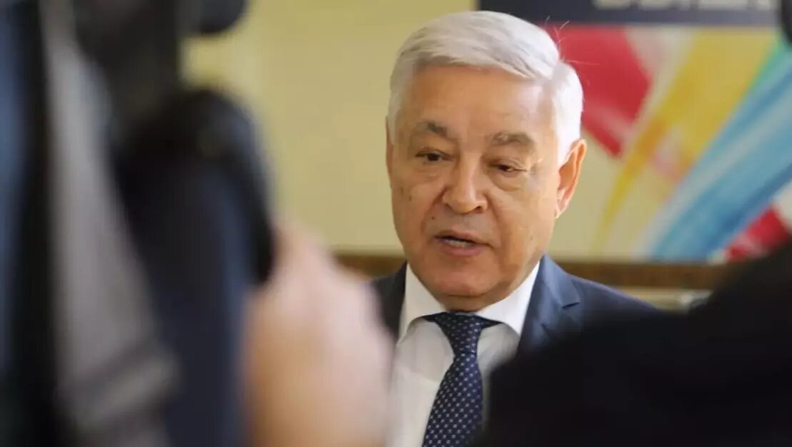     Спикер Госсовета Татарстана Фарид Мухаметшин — один из главных политических аксакалов республики. Менялись президенты, политика, случались скандалы и раздоры, но это обошло его стороной. Как ему всю жизнь удается «ходить между струйками» — в материале Inkazan из цикла «Владельцы Татарстана».