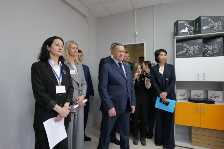 Фото: Корпорация развития Дальнего Востока и Арктики (КРДВ). В  Полномочный представитель Президента РФ в ДФО Юрий Трутнев ознакомился с работой горного класса в многопрофильном лицее Забайкальского государственного университета