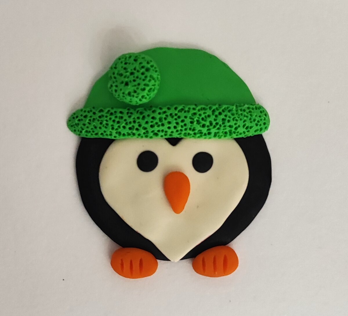 Готовый вариант аппликации из пластилина на картоне Маленький 🐧 пингвинчик 