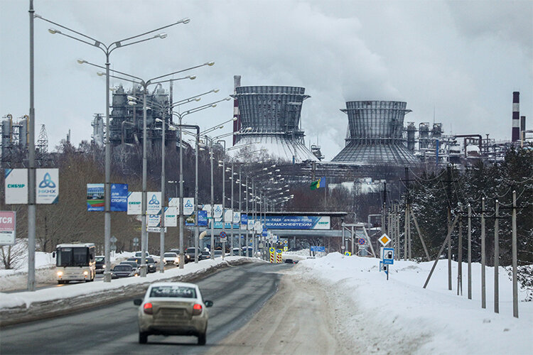    Больше всего мигрантов в Нижнекамске работает на объектах СИБУРа — это 70–75% от всего количества. На объектах «Татнефти» — 10% мигрантов, столько же — на строительстве трассы М7 в обход Нижнекамска и Набережных Челнов. Еще 5–10% — на прочих объектах Фото: «БИЗНЕС Online»