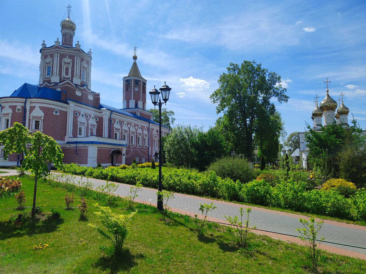 Внутри крепостных стен красота и уют