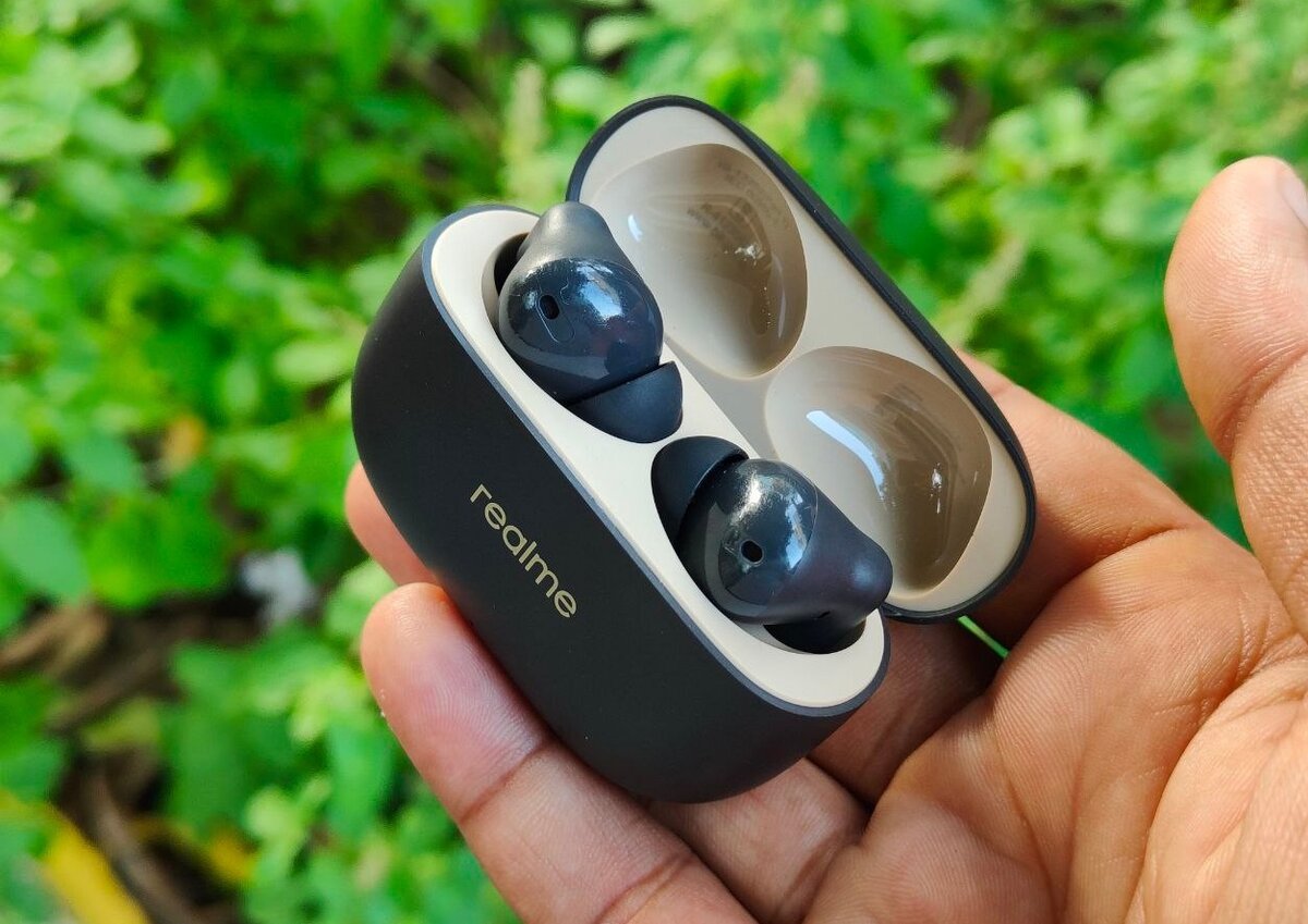   Realme Buds T300 особенно стильно выглядят в чёрном цвете. Источник: mobigyaan.com
