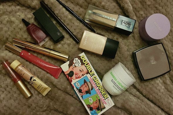    На фото: блеск для губ Too Faced; тональное средство Sephora; бальзам для губ Clarins; тушь для глаз Cabaret, Vivienne Sabo; тинт для губ и щек OK.Beauty; помада для губ RBG; тональная основа Ten Hours, Yves Saint Laurent; тональный флюид Chanel; крем для лица Bamboo, Erborian; палетка для скульптурирования Double Crosser, The Balm.