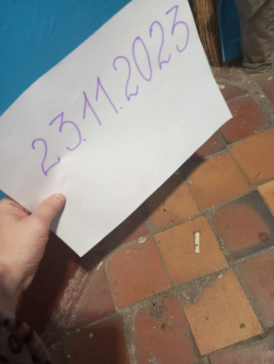 Фото автора сегодня. В подъезде дома. Этот окурок лежит тут несколько месяцев. 