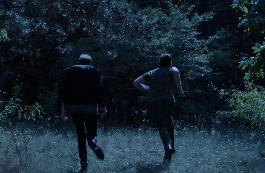 Убегать во сне от людей. Парень ночью в лесу. Мужчина ночью в лесу. Парень бежит в лесу ночью. Прогулка ночью в лесу.
