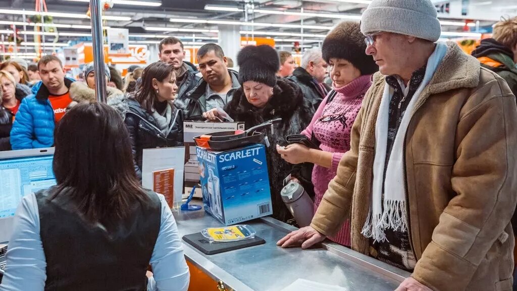 Очереди в кассу в магазинах, с которыми мы сталкиваемся ежедневно, - тоже следствие дефицита кадров в ритейле. Фото: соцсети