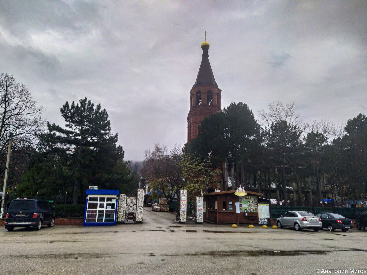 Вход на территорию монастыря.