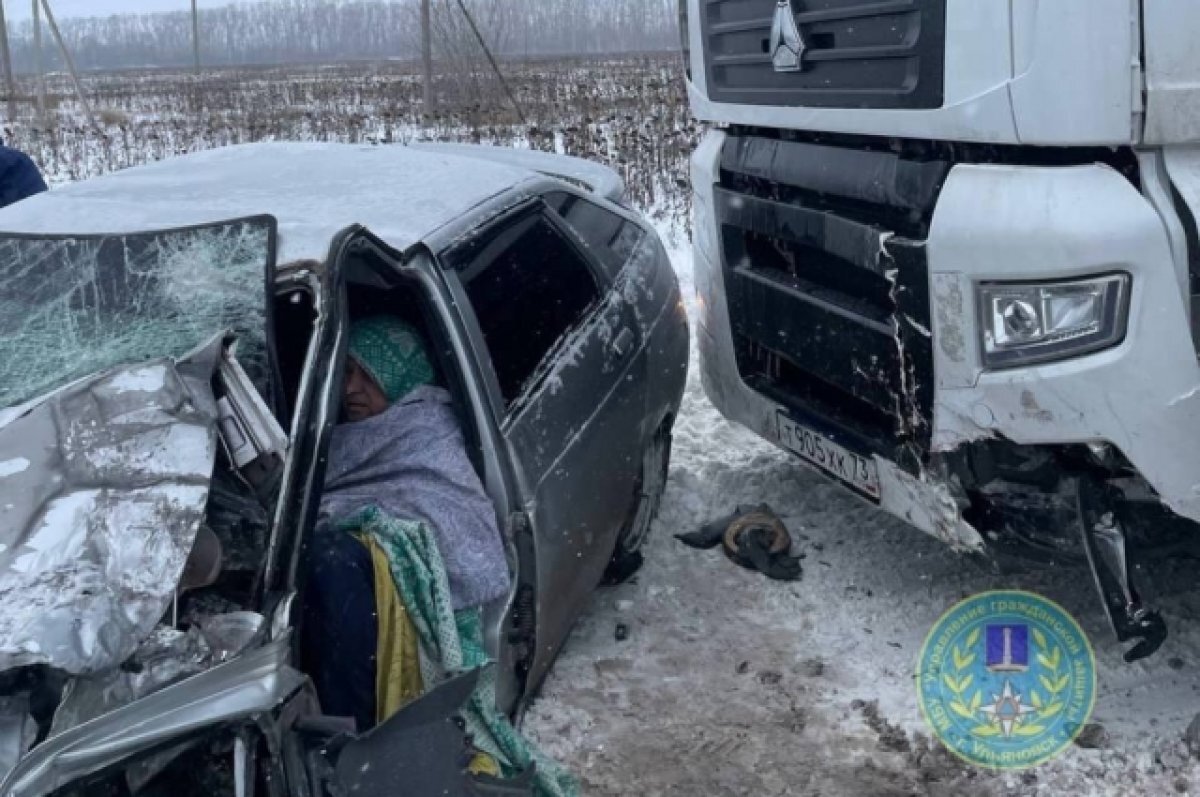    При столкновении ВАЗа с большегрузом на севере Ульяновска пострадал человек