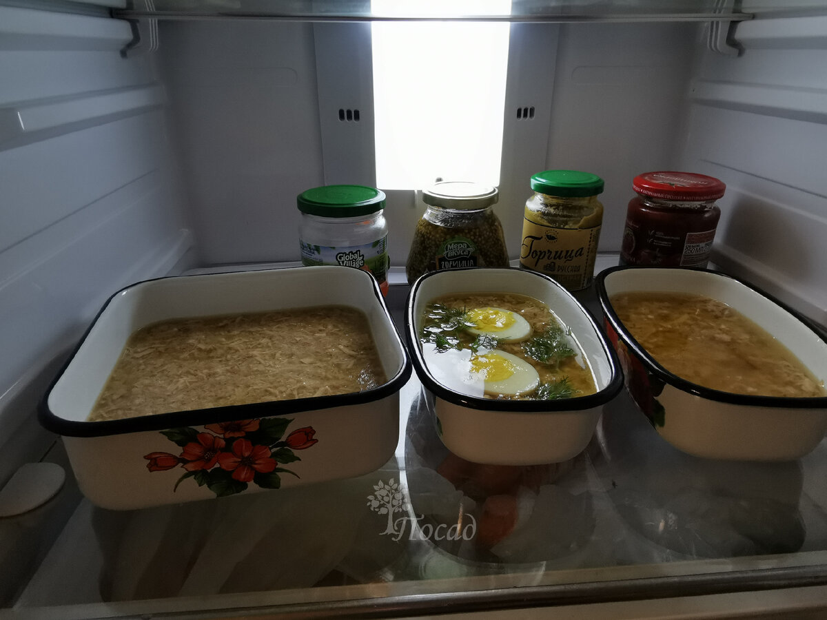 Крышкой холодец накрываю только после того, как он остынет до температуры холодильника, чтобы не было конденсата.