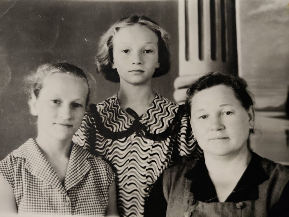    Мы руки матерей запомнили навечно