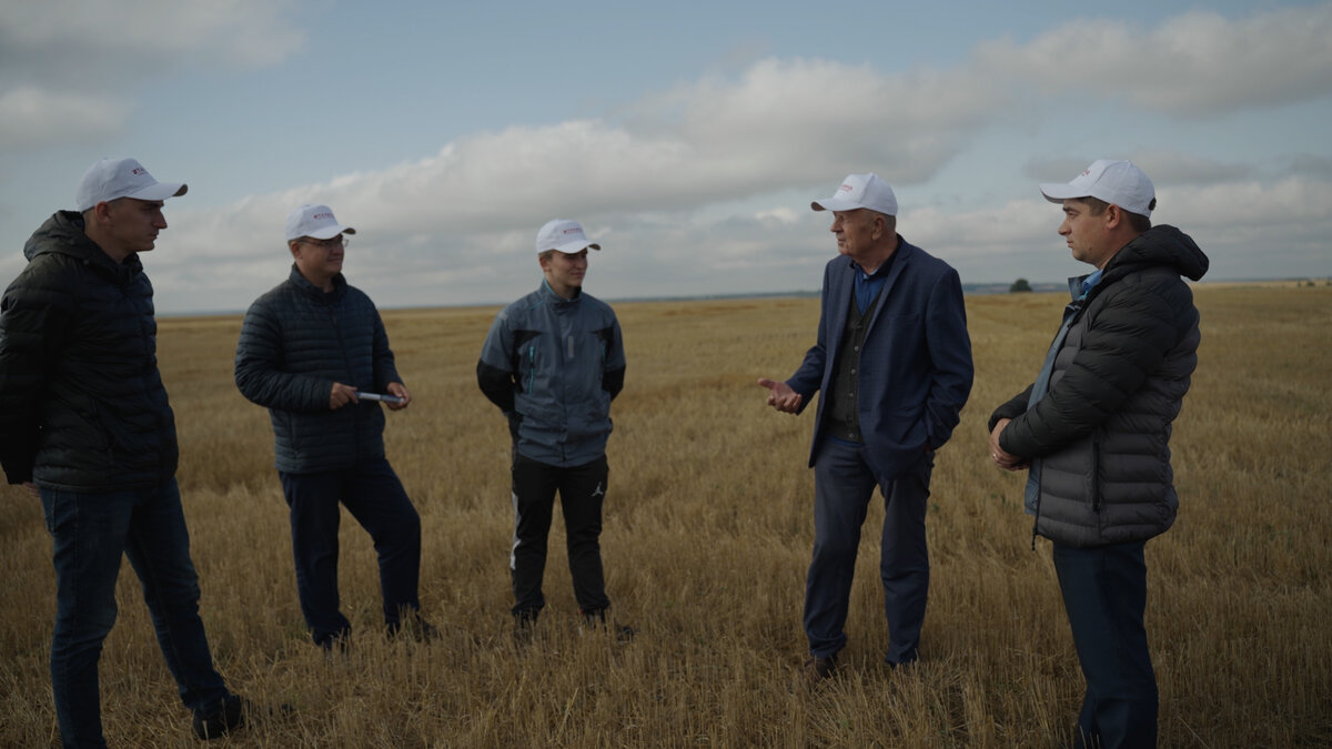 Иван Фёдорович с молодыми специалистами