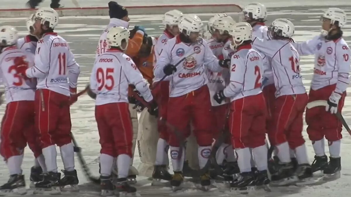     Абаканские «Саяны» вчера одержали в чемпионате России по хоккею с мячом первую победу.