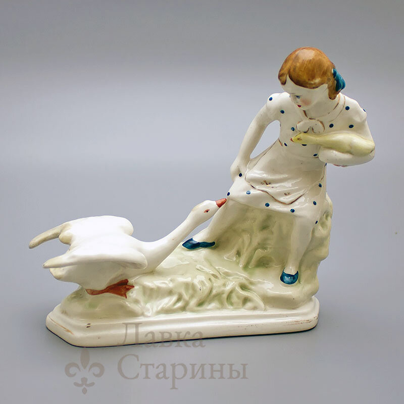 Статуэтка «Девочка и гусь», Минский фарфоро-фаянсовый завод, 1950-60-е, скульптор Соколинская И. Фото с нашего сайта dvaveka.ru 