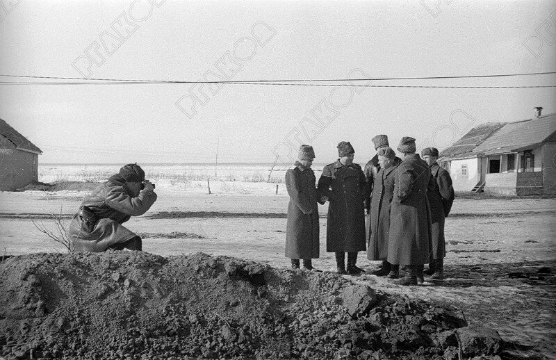 Фотокорреспондент газеты «Красная Звезда» капитан Я.Н. Халип во время проведения фотосъемки группы командующих Южным фронтом на наблюдательном пункте в районе Новошахтинской. В группе: член Военного совета Южного фронта генерал-лейтенант К.А. Гуров (1-й слева), командующих Южным фронтом генерал-полковник Р.Я. Малиновский, член Военного совета Южного фронта генерал-лейтенант Н.С. Хрущев. Февраль 1943 г. Фотограф Я. Халип. РГАКФД. Арх. № 0-302752