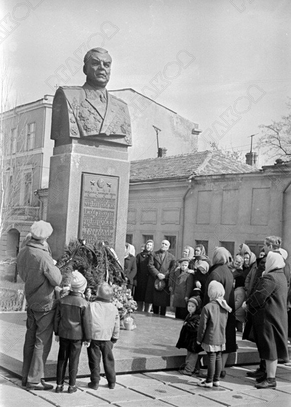 Жители города Одессы у бюста дважды Героя Советского Союза Маршала Советского Союза Р.Я. Малиновского. Одесса. Украинская ССР. 1 апреля 1967 г. Фотограф А. Фатеев. РГАКФД. Арх. № 0-289690