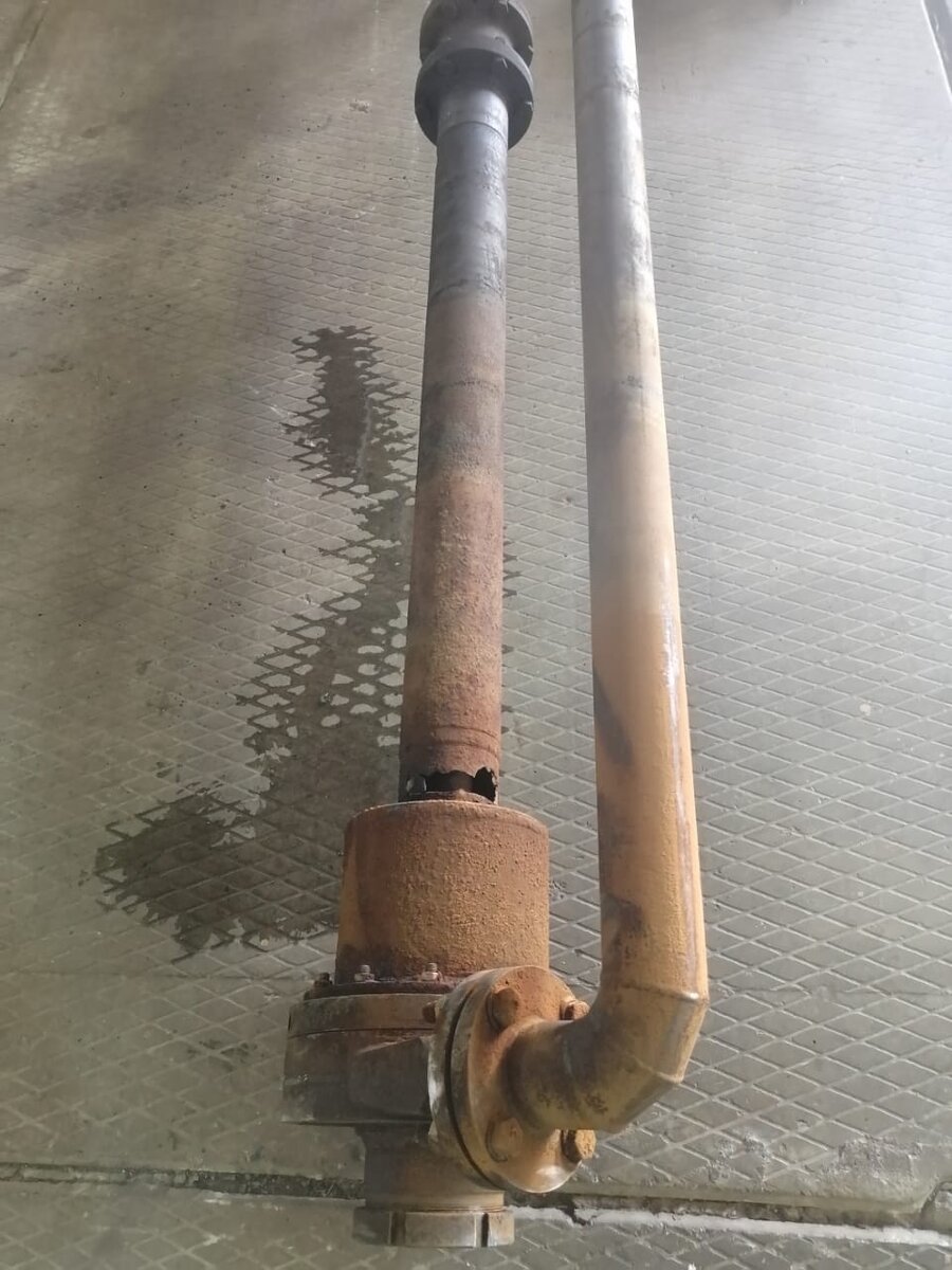 Фото полупогружного насоса после поднятия из емкости