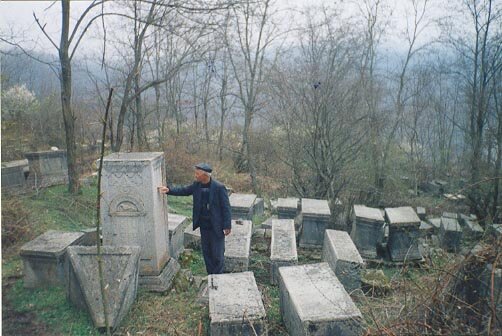 В период с 5 октября по 3 ноября с использованием бульдозеров была проложена дорога через историческое кладбище в Шуши, известное как кладбище у Ереванских ворот", - заявляет международная организация-3