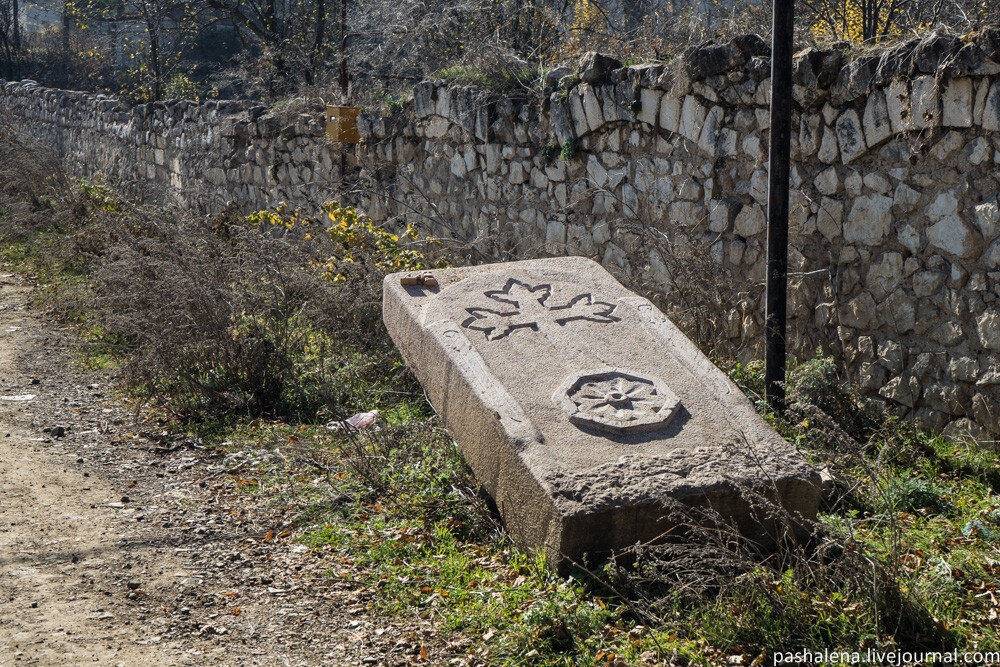 В период с 5 октября по 3 ноября с использованием бульдозеров была проложена дорога через историческое кладбище в Шуши, известное как кладбище у Ереванских ворот", - заявляет международная организация-4