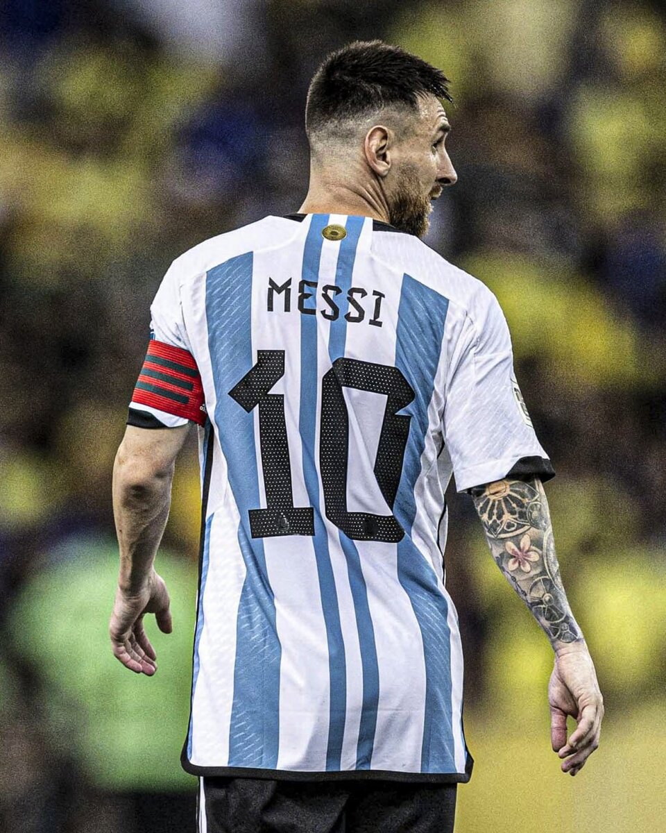 Капитан сборной Аргентины получил повреждение в матче против Бразилии. "Я почувствовал дискомфорт в приводящей мышце. Это был мой последний матч в году, так что у меня есть время восстановиться, чтобы начать 2024-й в форме", — заявил восьмикратный обладатель Золотого мяча.

Возвращайся скорее, Лео! Мы хотим видеть твою магию еще несколько лет 🪄
