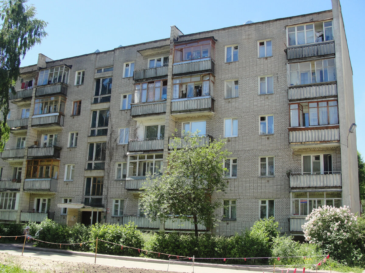 Вот таким неказистым был дом снаружи. Зато кирпичный :)