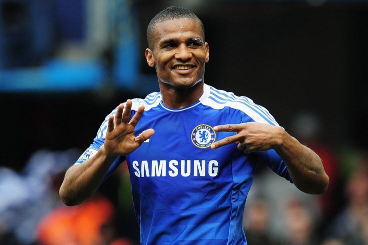 Бывший полузащитник «Челси» Флоран Малуда высказался о текущем положении дел в лондонском клубе.
«За исключением цвета формы я не узнаю клуб. Я думаю, что руководство слишком концентрируется на рассказах о проекте.
Да, на строительство проекта необходимо время, чтобы построить что-то действительно ценное. Но для этого нужна и стабильность. Её у клубного менеджмента я не вижу.
В наше время даже тех тренеров, у которых были успехи в клубе, увольняли, как только они начинали буксовать. О каком проекте можно говорить? В «Челси» нет времени на проекты — ты должен побеждать здесь и сейчас»