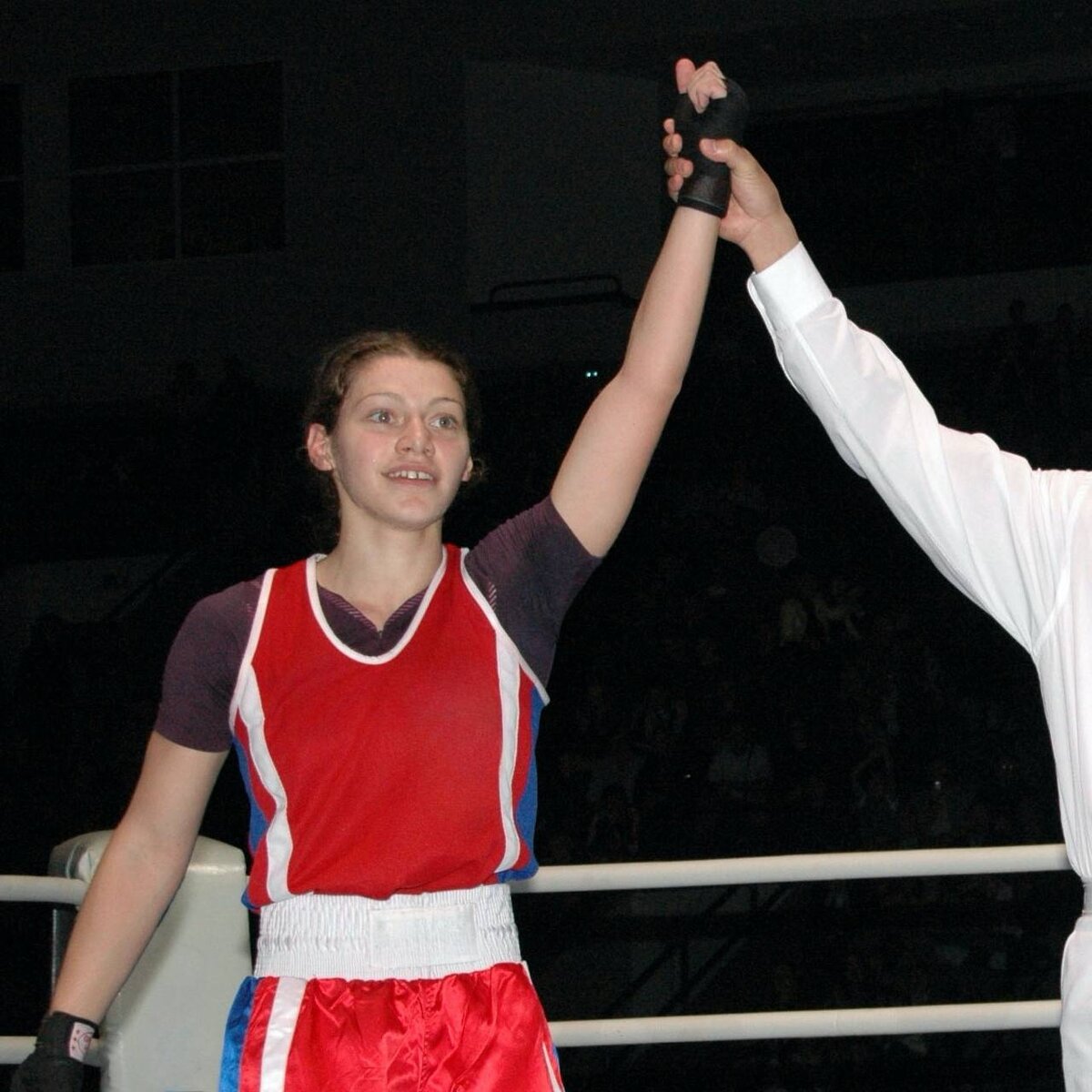 👍 В чемпионате приняло участие 180 спортсменок, представлявших 32 национальные федерации. Турнир был примечателен тем, что сразу двое - россиянка Ирина Синецкая (80 кг) и Мэри Ком (46 кг) из Индии - впервые в истории женского бокса стали трёхкратными чемпионками мира. 

🥇 Софья Очигава (54 кг) на том турнире стала двукратной чемпионкой мира, также медаль высшей пробы выиграла Елена Суркова (86 кг).
🥉Бронзовые награды достались Ольге Славинской (70 кг), Татьяне Чалой (60 кг) и Юлии Немцовой (63 кг).
