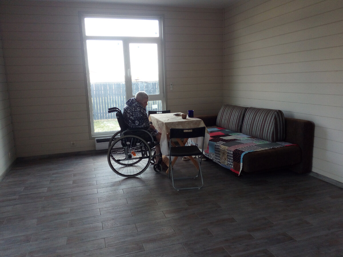 Гостиная. Лоскутное одеяло на диване сшито моей сетрой