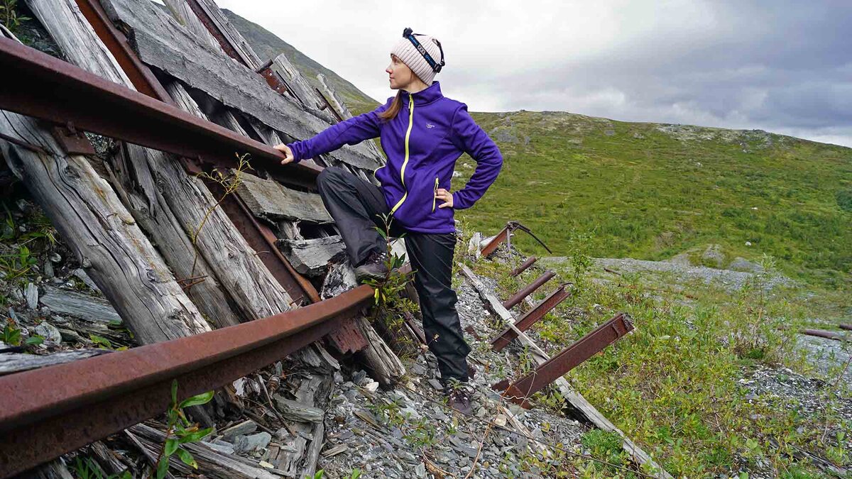 В этой публикации расскажу про три заброшенных посёлка горняков — Додо, Неройка и Парнук. А также о людях, которые сегодня являются хранителями их истории.