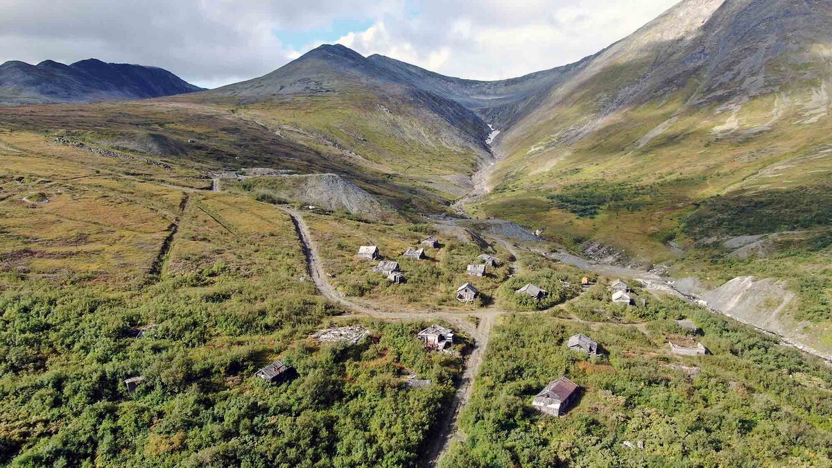 Посёлок располагается в горах на высоте 800 метров над уровнем моря