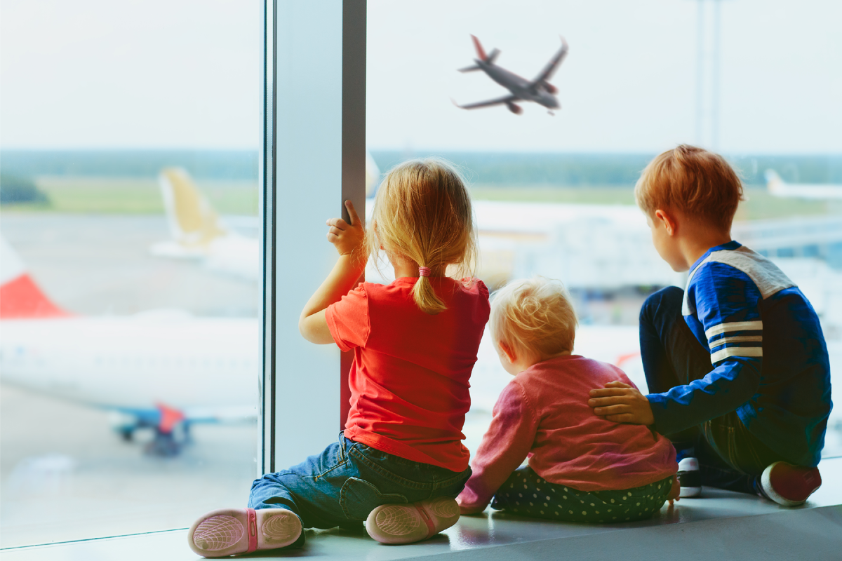 Правила выезда детей за границу 2024 новые. Путешествие с детьми. Выезд заграницу несовершеннолетнего. Дети ждут. Дети с родителями в самолете.