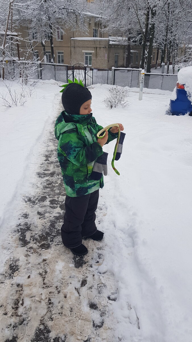 С любимой змейкой. Феде постоянно нужно вертеть предметы перед глазами и желательно их жевать. 
