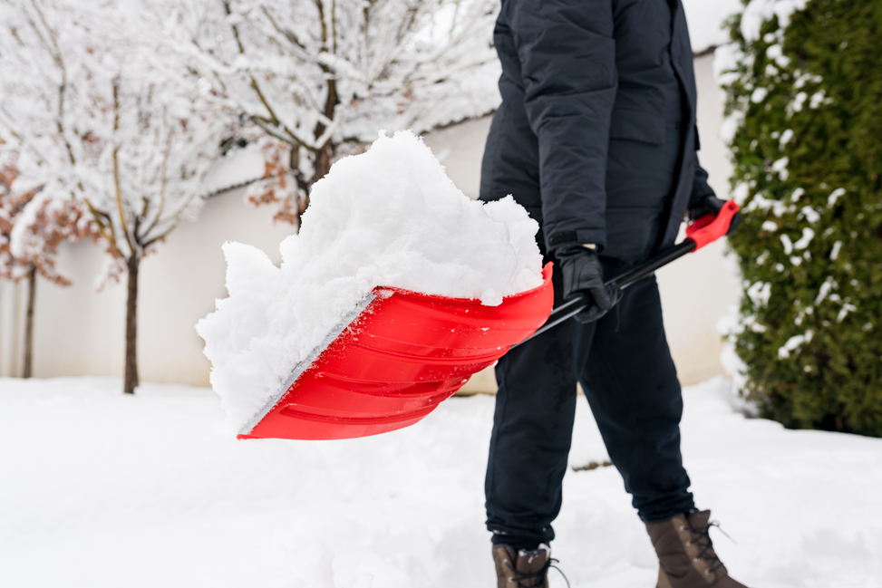 Чистка снега важная задача, особенно в холодные зимние месяцы. Многие люди задаются вопросом, чем лучше и эффективнее очищать площадку или территорию от снега.-4