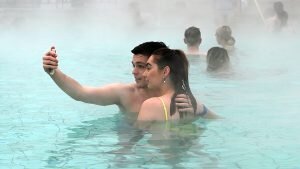    6140720 17.01.2020 Молодые люди фотографируются в купальне Сеченьи в Будапеште. Купальня Сеченьи (венг. Szechenyi furdo) - самый большой банный комплекс Будапешта и Европы. Носит имя венгерского политика Иштвана Сеченьи. Строительство купальни началось в 1909 году по планам Дьёзё Циглера. Снабжение термальной водой купальни обеспечивается скважиной Святого Иштвана номер II, а холодной водой шестью меньшими скважинами. Комплекс располагает тремя внешними и пятнадцатью внутренними бассейнами. В купальне доступны разные виды терапии, работает дневная бальнеолечебница. Неофициально именуется будапештцами "Сечка" (венг. Szecska). Сергей Пивоваров / РИА Новости Даниил Кугушев