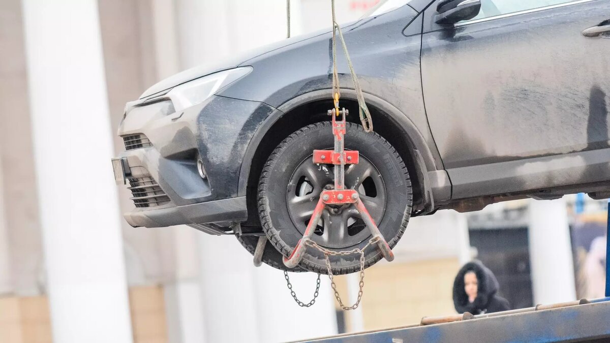     В столице Татарстана вновь обнаружили автомобили, которые имеют все признаки брошенных. Мэрия Казани выписала извещение собственникам о перемещении транспортных средств в другое место.