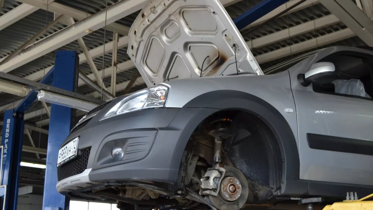     В Удмуртии сотрудники полиции арестовали работника автосервиса, который продал автомобиль клиента своему коллеге. Об этом сообщает пресс-служба МВД по республике.