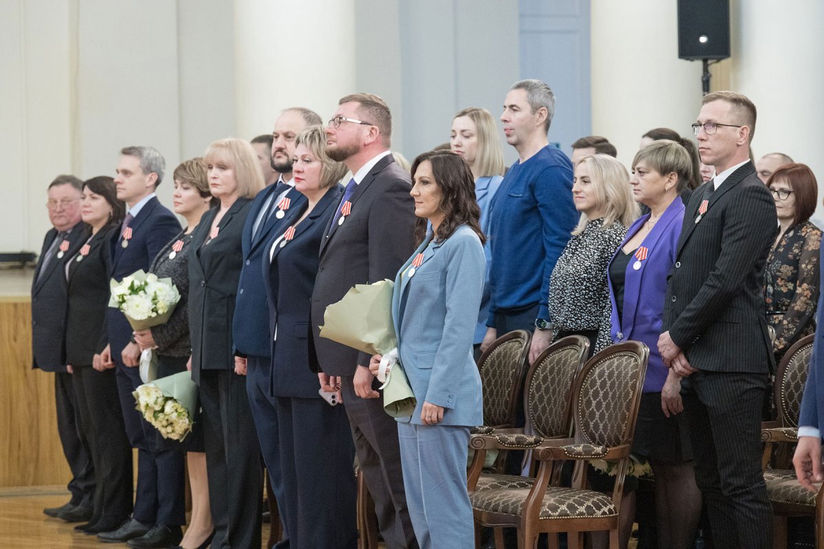    Медиков, работавших в Мариуполе, отметили госнаградами.