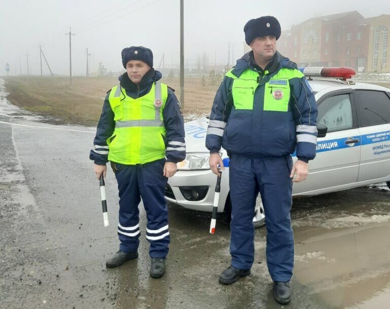    В Абдулино сотрудники ДПС помогли замерзающим на трассе людям Белов Михаил Александрович