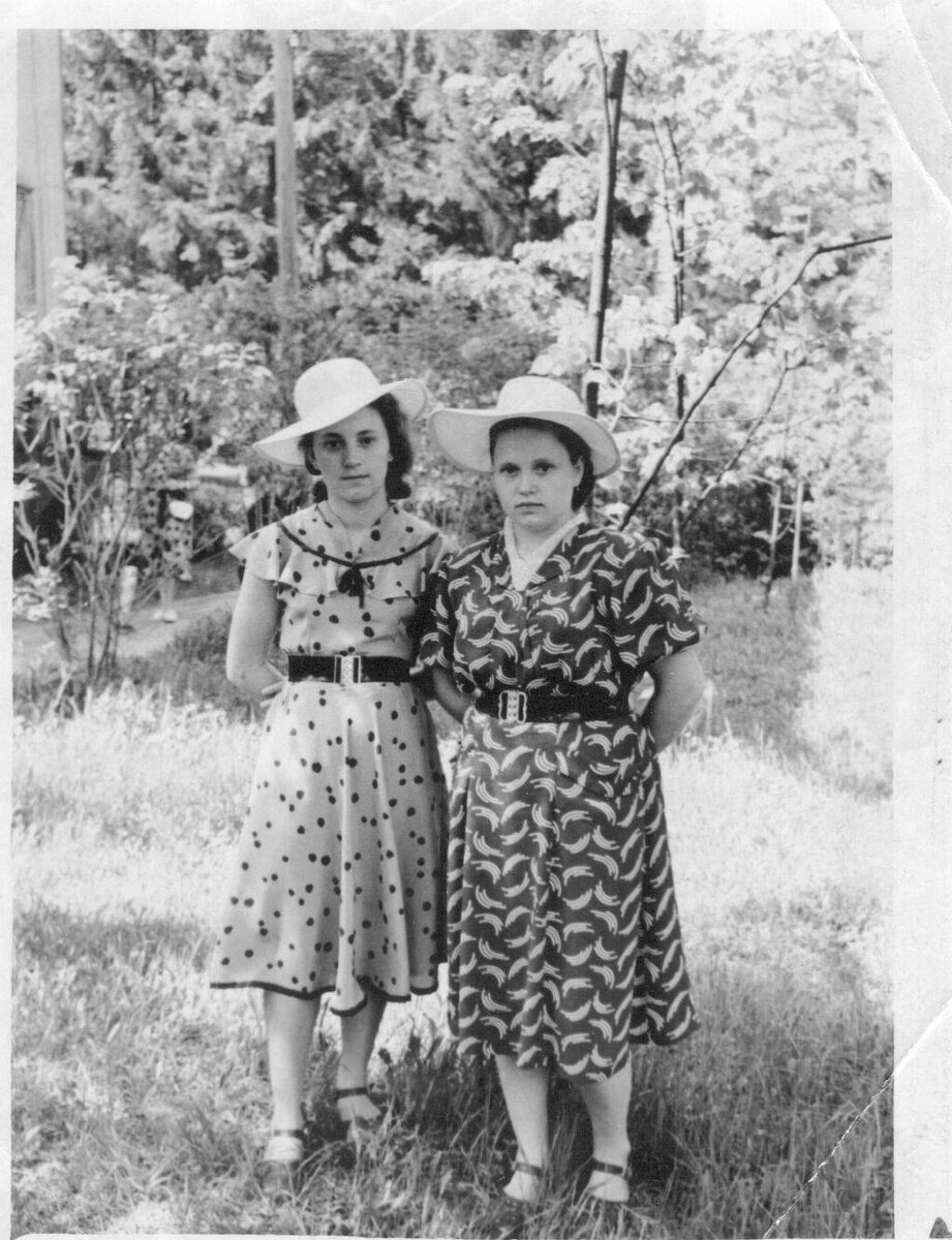 Моя мама с подругой, середина 50-х годов. Посмотрите какие красивые платья шили тогда на заказ. А какие кокетливые шляпки. 