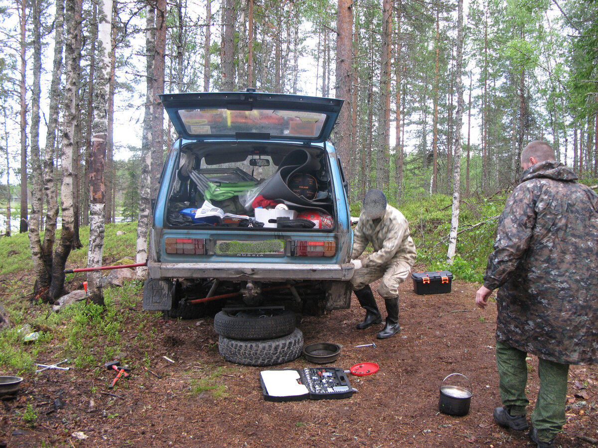 Вывесили задний мост, вынимаем полуоси