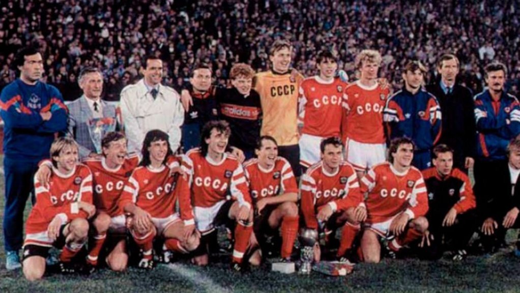    После победы на молодежном Евро. Канчельскис – второй слева в нижнем ряду. Фото РФС