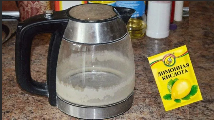 Загрязненный чайник с накипью