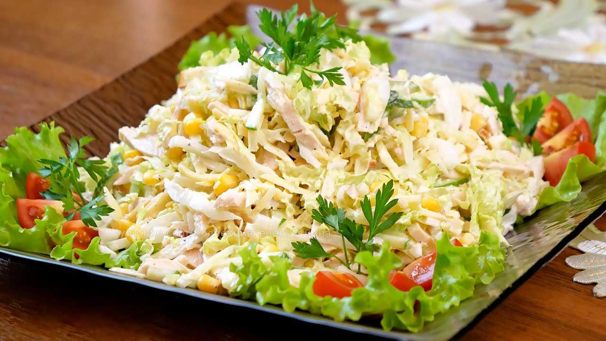 Салас пекинской капустой. Нежный легкий салат. Салат нежный с курицей и сыром. Нежный легкие салаты. Нежный легкие салаты.