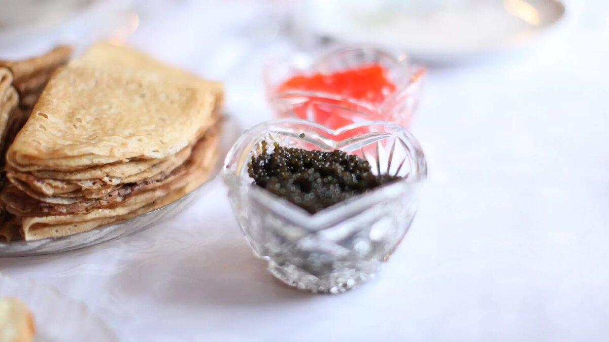     О том, что черная икра — один из самых дорогостоящих деликатесов, слышал каждый. Однако порой так хочется порадовать себя и своих близким этим продуктом. Смотрим, сколько стоит главный новогодний деликатес в Хакасии.