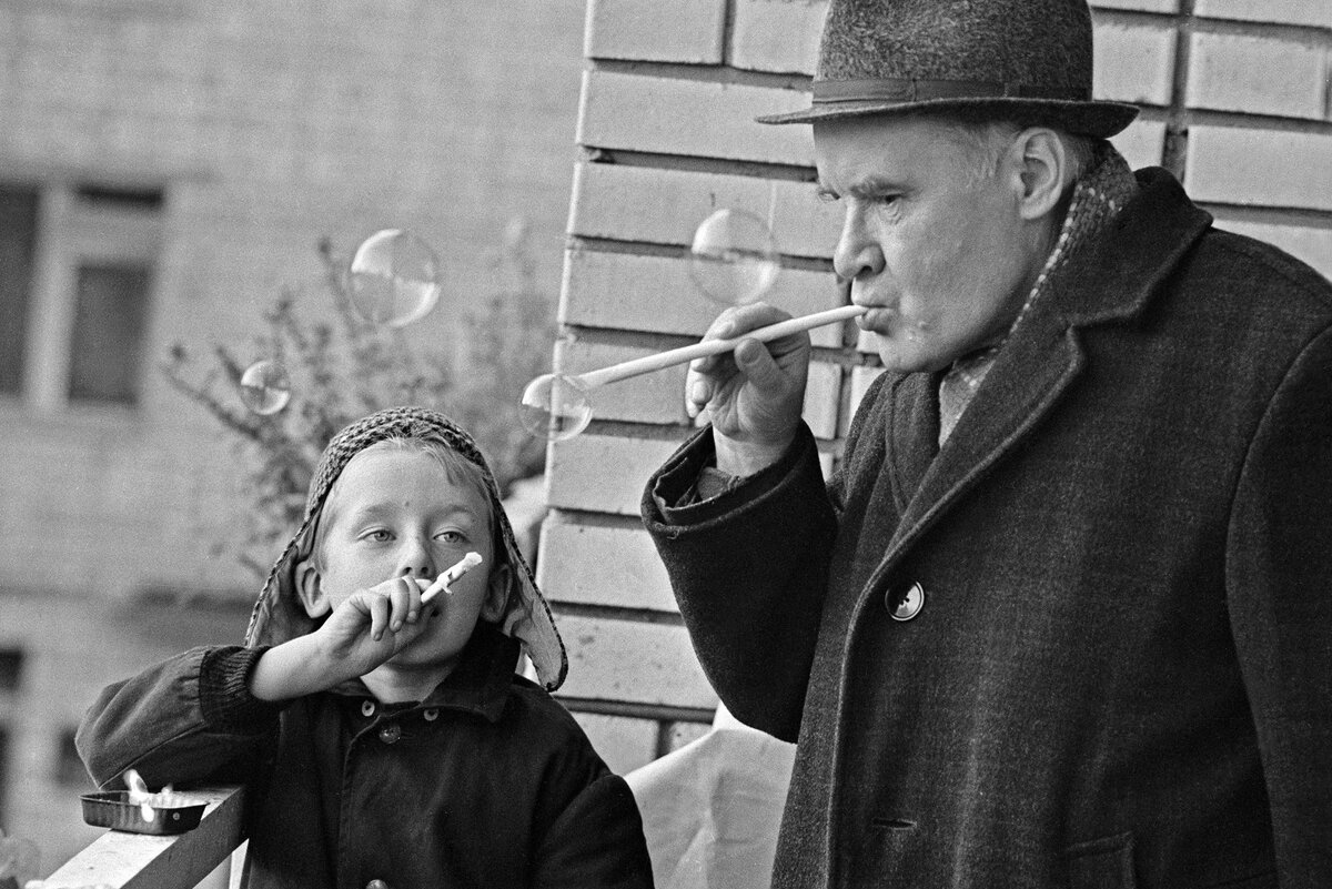    Писатель Николай Николаевич Носов со своим внуком Игорем. 1969 год. / ТАСС