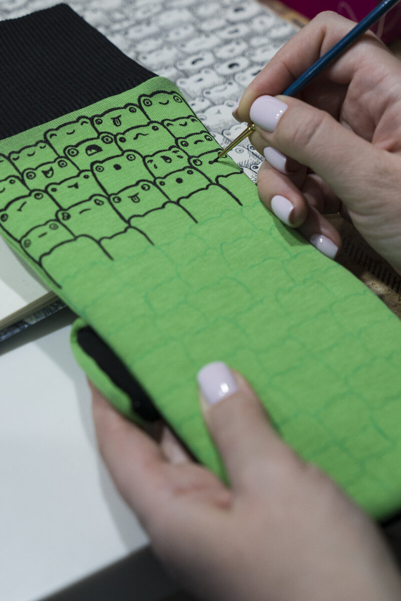 Художник Анна Карамель расписывает варежки