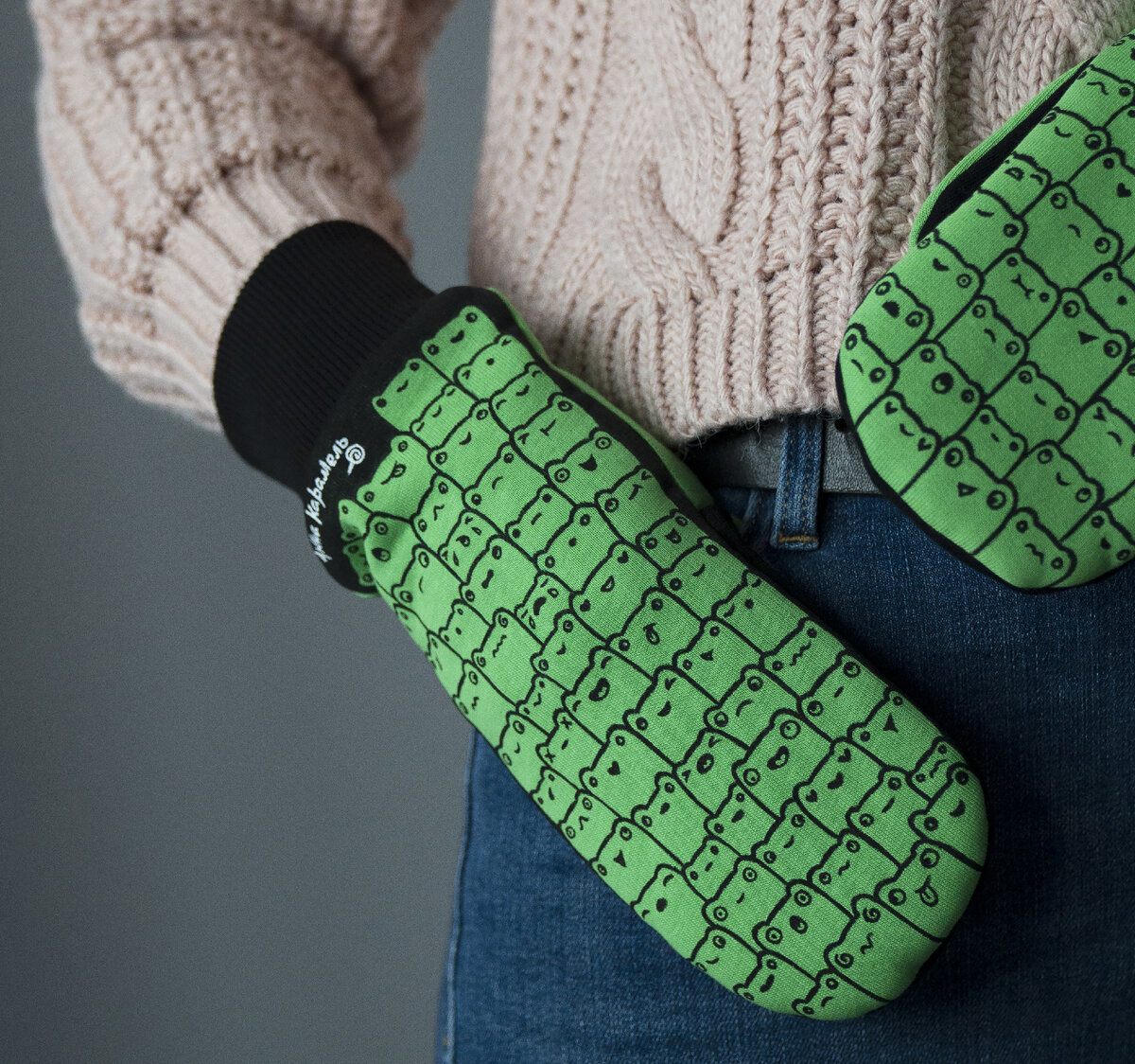 Варежки Жабки с ручной росписью. Работа художника Анны Карамель