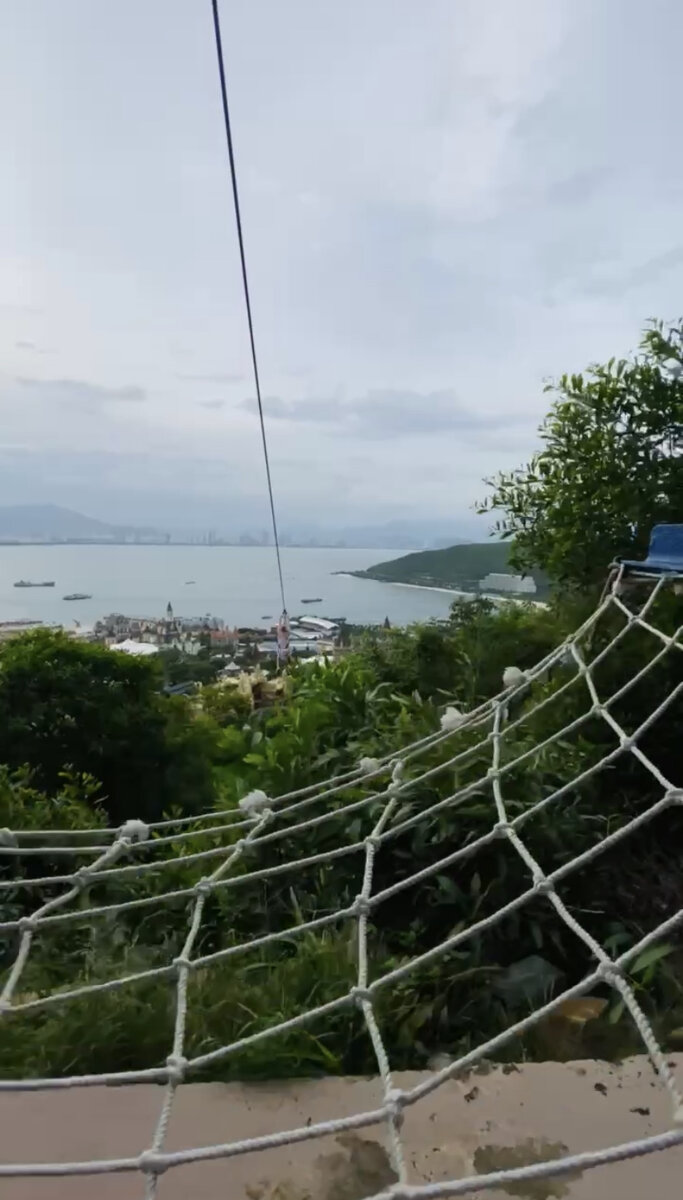 А это скрин из моего видео, лечу. Зиплайн 😍Видео обязательно посмотрите  ⬆️