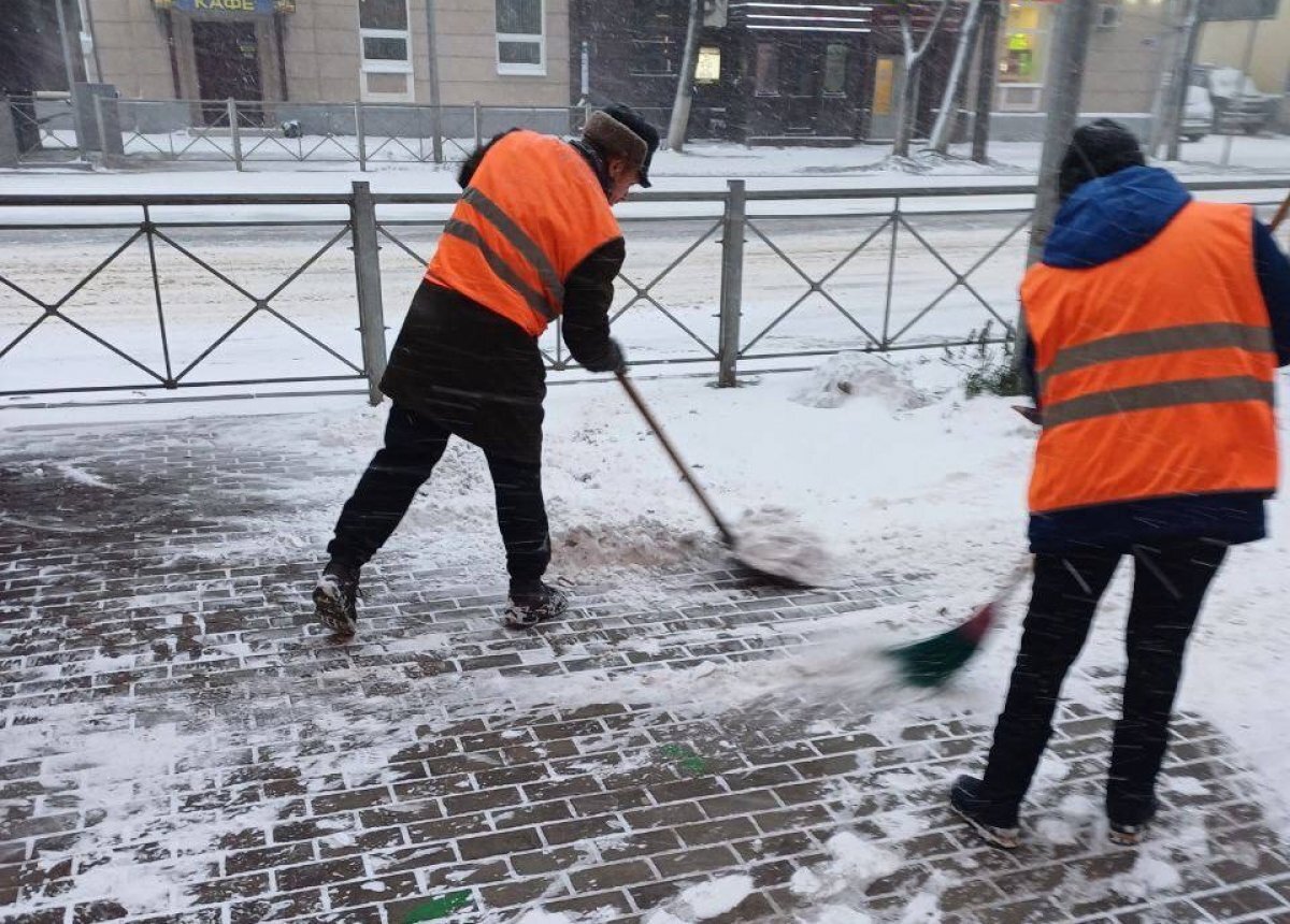    В Великих Луках ликвидируют последствия снегопада