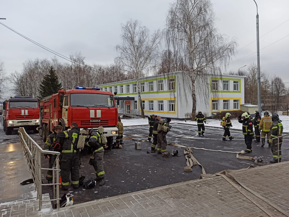 Работники Мособлпожспаса провели тренировку в домодедовской школе | ГКУ МО  