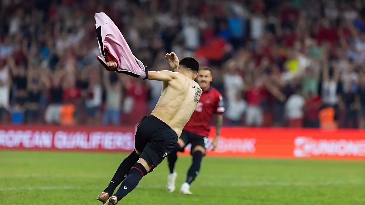     Сербские СМИ просили наказать форварда казанского «Рубина» и сборной Албании Мирлинда Даку за татуировку. На это обратил внимание Telegram-канал «Инсайдлар».